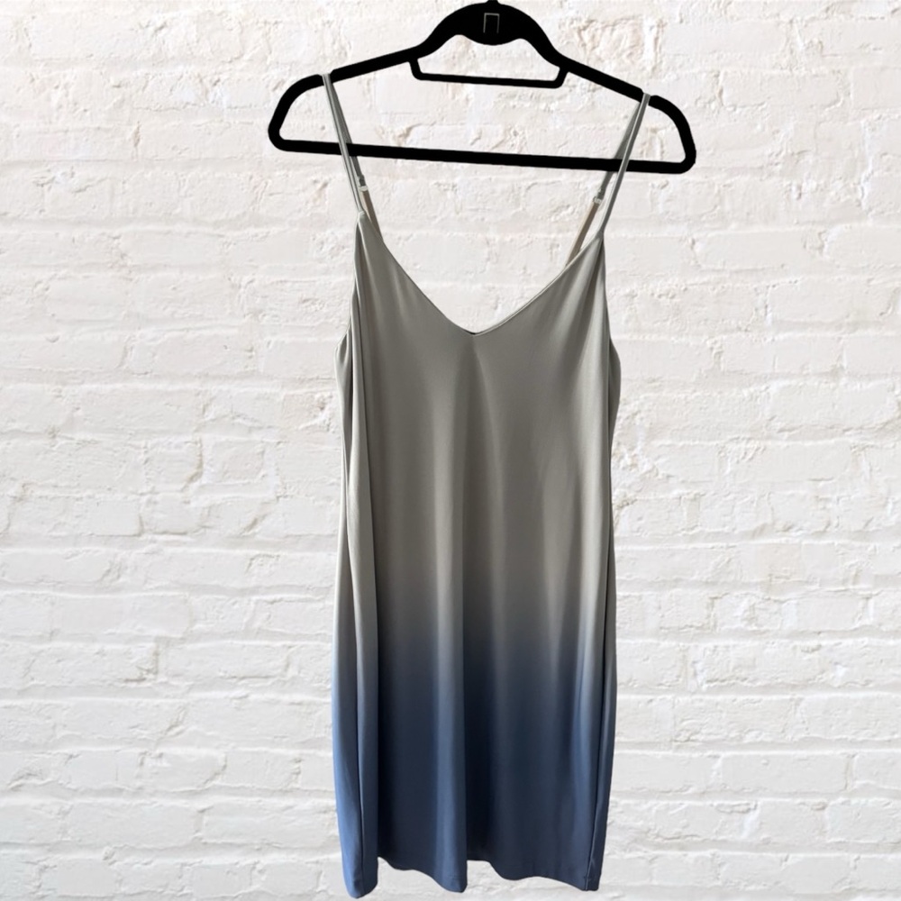 💕 Victoria’s Secret ombré light grey/blue spaghetti strap body hugging dress